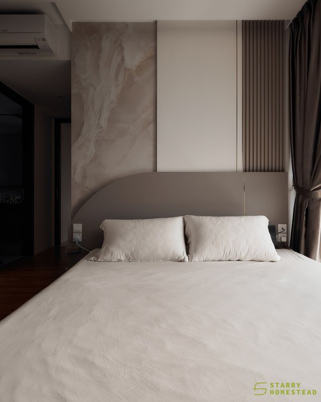 The soft lighting in the bedroom creates a cosy and relaxing atmosphere, transforming it into a glamorous retreat.
-
11 Silat Avenue // Creamy Modern Luxury
Designer: Zi Nuo
-
#renovation #interiordesign #condo #creamy #modern #luxury #sgid #bedroom