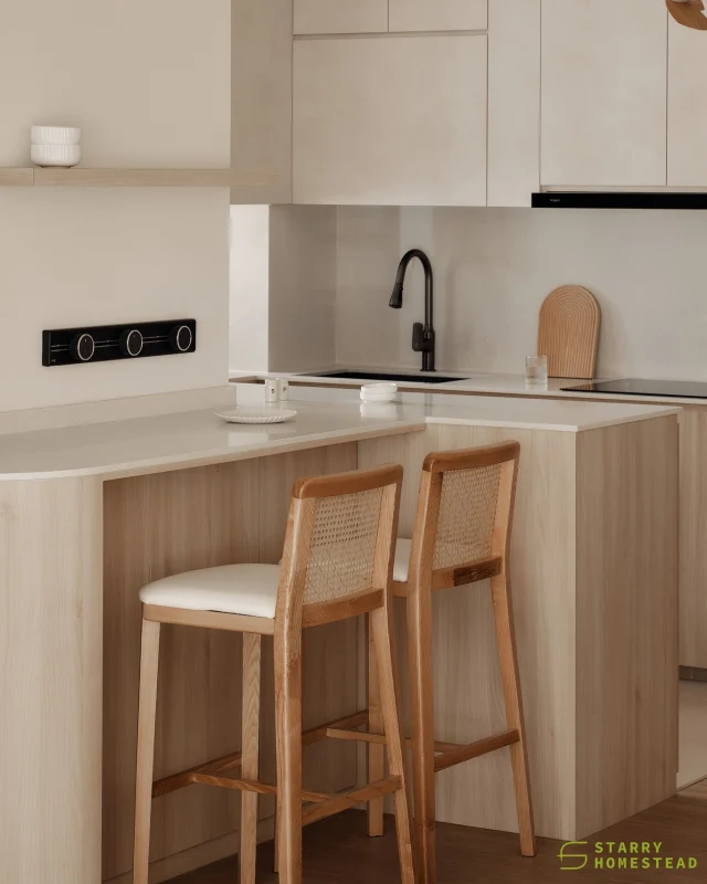 Choosing white and wood for the kitchen embodies a clean vibe and airy feel, which are essential elements for a welcoming space. 
-
Tampines GreenGem // Creamy Wabi Sabi
Designer: Roy
-
#singapore #renovation #interiordesign #sgreno #sgid #bto #hdb #condo #landed #wabisabi #creamy #kitchen #diningarea