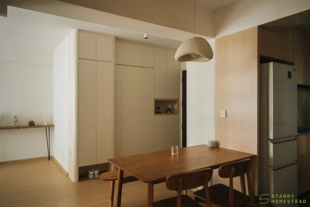 Walls down, warmth up. Enjoy the seamless flow between kitchen and dining, fostering deeper connection, conversation, and interaction. 
-
Punggol Point Cove // Creamy Muji
Designer: Ying Xing
-
#starryhomestead #singapore #renovation #interiordesign #qanvast #homematch #hometrust #sghomedecor #interiordesigninspo #sgreno #sgid #sghome #hdb #bto #condo #landed #commercial #scandinavian #modern #minimalist #creamy #muji #kitchen