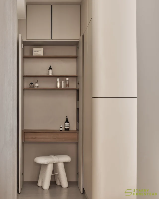 Make your bedroom work harder and get both a dressing area and a cosy resting spot in one space!
-
Riverfront Residences // Modern Contemporary
Designer: Crystal
-
#starryhomestead #singapore #renovation
#interiordesign #qanvast #homematch #hometrust
#sghomedecor #interiordesigninspo #sgreno #sgid
#sghome #hdb #bto #condo #landed #modern
#contemporary #livingroom