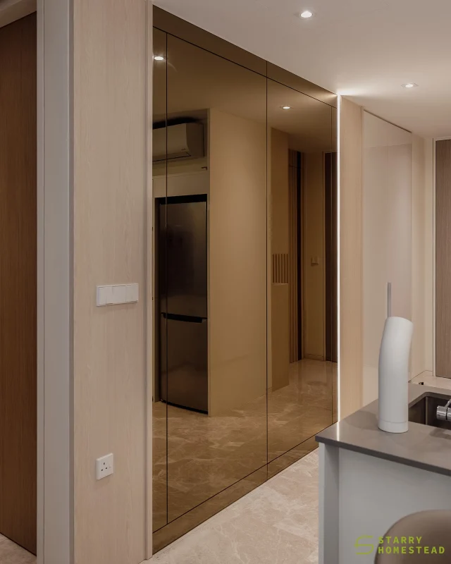 In luxury interiors, mirror and gold details effortlessly elevate the space with glamour and style.
-
Amber Park // Modern Luxury
Designer: Darien
-
#starryhomestead #singapore #renovation #interiordesign #qanvast #homematch #hometrust #sghomedecor #interiordesigninspo #sgreno #sgid #sghome #hdb #bto #condo #landed #modern #luxury #livingroom #entrance