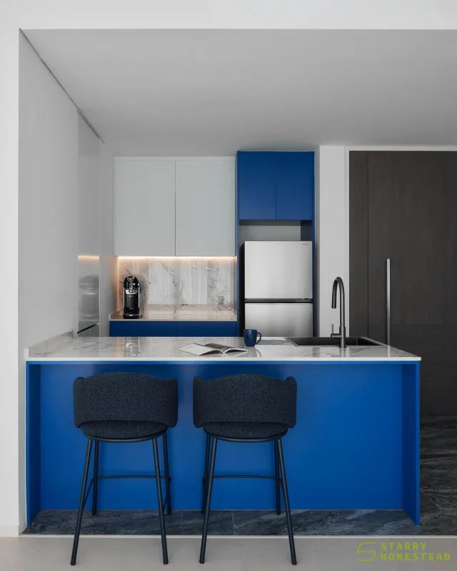 Adding the marble pattern to the kitchen introduces a touch of elegance to the space.
-
Seletar Park Residence // Santorini
Designer: Yan Li
-
#starryhomestead #singapore #renovation #interiordesign #qanvast #homematch #hometrust #sghomedecor #interiordesigninspo #sgreno #sgid #sghome #hdb #bto #condo #landed #commercial #modern #santorini #blue #white #livingroom #kitchen