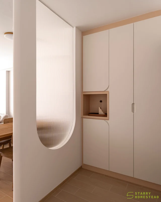 This is why we always recommend having a divider between the entrance and living room! It’s not just for privacy, it sets the tone for the home’s design from the very first step!
-
Kim Keat Ripples // Modern Scandinavian
Designer: Derrick
-
#singapore #renovation #interiordesign #sgreno #sgid #sghome #hdb #bto #condo #landed #commercial #scandinavian #modern #japandi #minimalist #livingroom #diningarea #entrance