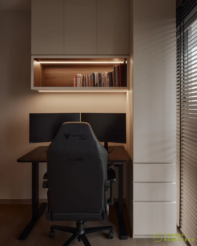 No matter the size, a study room isn’t complete without a cabinet to hold your thoughts and treasures. 
-
Penrose // Modern Contemporary
Designer: Callie
-
#starryhomestead #singapore #renovation #interiordesign #qanvast #homematch #hometrust #sghomedecor #interiordesigninspo #sgreno #sgid #sghome #hdb #bto #condo #landed #commercial #modern #comtemporary #luxury #studyroom