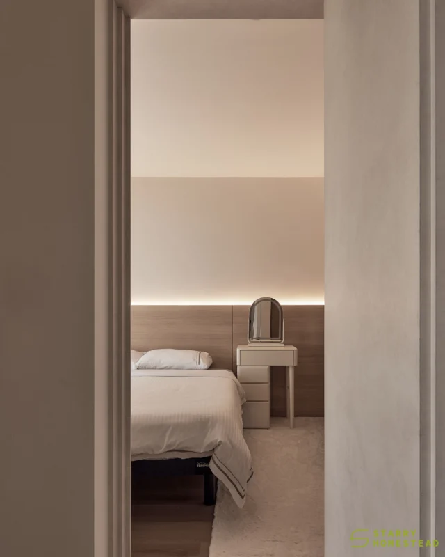The walk-in wardrobe is concealed behind the bedroom TV wall, with a handleless design that creates a seamless transition and a unified look within the space.
-
Parc Life // Japandi
Designer: Steven
-
#starryhomestead #singapore #renovation #interiordesign #qanvast #homematch #hometrust #homedecor #interiors #interiorinspo #interiordesigninspo #renovationinspo #sginteriordesign #sgrenovation #interior #design #singaporehomes #sghome #hdb #bto #condo #modern #comtemporary #japandi #creamy #kitchen