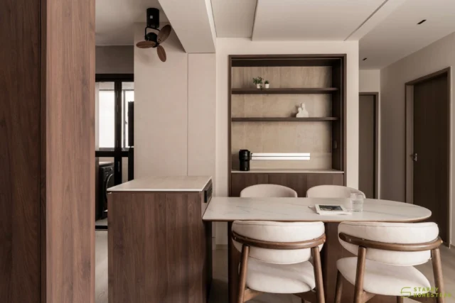 Dark wood and soft cream tones bring a quiet vibrancy and a touch of retro charm, like a little magic that makes every cooking and dining moment feel special. 🤍
The open-concept layout with a central island offers generous prep space, keeping the kitchen functional yet beautifully balanced.
A skylight above the dining area floods the space with natural light, bright and airy for every meal. 🌿
The dry pantry doubles as a curated display shelf for your favourite collectibles — practical, yet full of personality.
-
Plantation Village // Warm Contemporary
Designer: Steven
-
#starryhomestead #singapore #renovation #interiordesign #qanvast #homematch #hometrust #homedecor #interiors #interiorinspo #interiordesigninspo #renovationinspo #sginteriordesign #sgrenovation #interior #design #singaporehomes #sghome #hdb #bto #condo #contemporary #kitchen #diningarea
