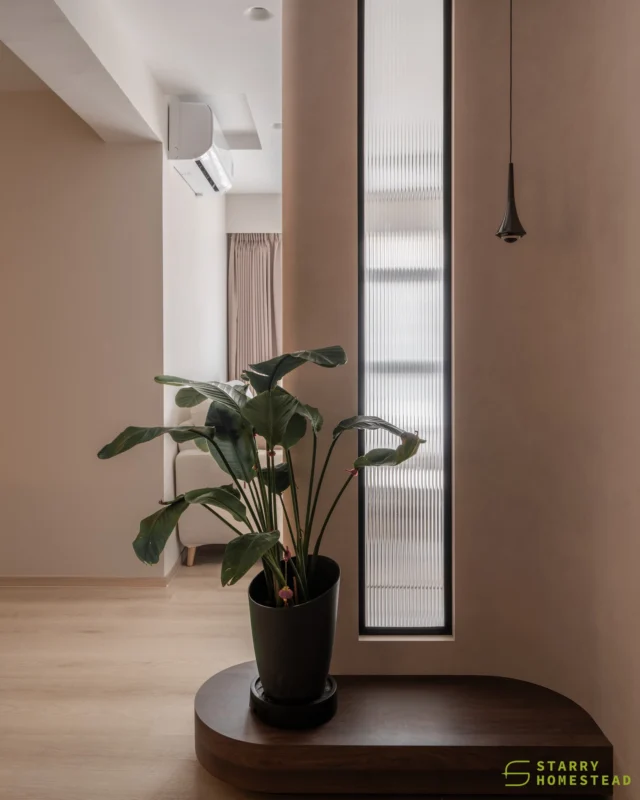 We always recommend a partition at the entrance — a moment of privacy before stepping inside, and a scene worth coming home to. 
The curved partition with fluted glass creates a soft, dreamy veil between spaces, where light and shadow play gently. A plant on the floating platform and the hanging light bring life and warmth to the space.
Of course, a well-designed shoe cabinet is an essential feature of any entrance. A full-height cabinet with an open niche at the bottom is both practical and visually appealing. It provides a convenient spot for frequently worn shoes while making cleaning easier, helping to keep the entryway neat and clutter-free. The result is a welcoming first impression that feels both organised and inviting.
-
Plantation Village // Warm Contemporary
Designer: Steven
-
#starryhomestead #singapore #renovation #interiordesign #qanvast #homematch #hometrust #homedecor #interiors #interiorinspo #interiordesigninspo #renovationinspo #sginteriordesign #sgrenovation #interior #design #singaporehomes #sghome #hdb #bto #condo #contemporary #entrance #shoecabinet