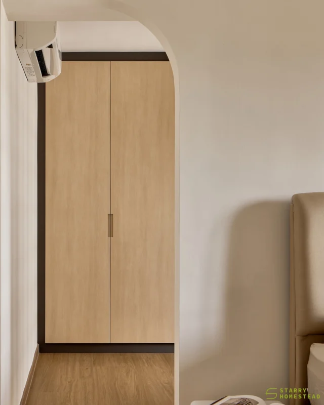Nowadays, many homeowners are transforming a spare bedroom into a walk-in wardrobe or study. Instead of enclosing the space, consider an archway. It does more than connect two spaces, it softens harsh corners, creates a seamless transition, and adds character to the overall design.
-
Tampines GreenJade // Mid-Century Modern
Designer: Roy
-
#starryhomestead #singapore #renovation #interiordesign #qanvast #homematch #hometrust #homedecor #interiors #interiorinspo #interiordesigninspo #renovationinspo #sginteriordesign #sgrenovation #interior #design #singaporehomes #sghome #hdb #bto #condo #modern #contemporarydesign